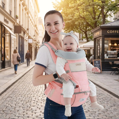 maman porte sa fille dans son porte bebe en ville