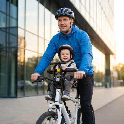Bébé avec papa installé dans son porte bebe velo confortable
