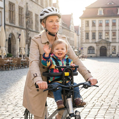 Bébé installé dans son porte bebe velo confortable