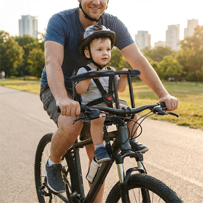 Papa se promène à vélo avec son enfant dans son porte bebe velo