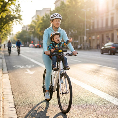 Bébé bien installé dans son porte bebe velo