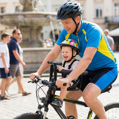 bébé heureux dans son porte bebe velo avec son papa