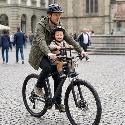 Papa se promène à vélo avec son enfant dans son porte bebe velo