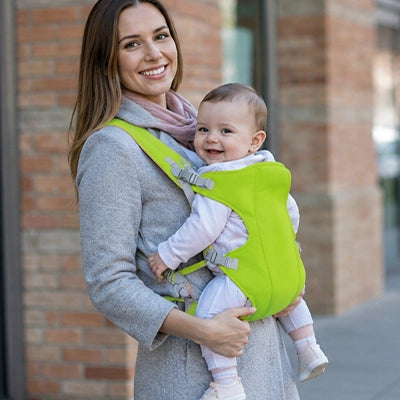 maman porte bébé dans son porte c bebe vert