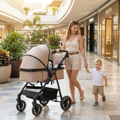 maman se promène avec bébé dans sa poussette 3 en 1 et tient son grand garçon par la main