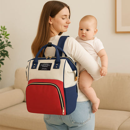 maman porte bébé et son sac à dos à langer