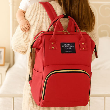 maman porte bébé et son sac à dos à langer rouge