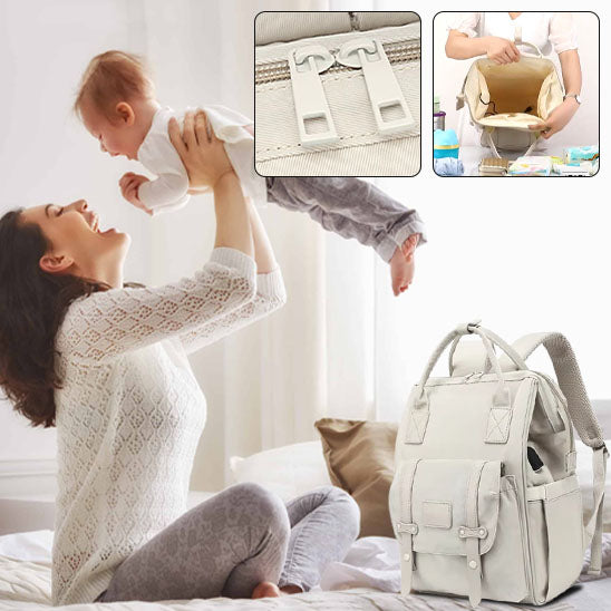 sac à langer bébé maman porte bébé et joue avec lui