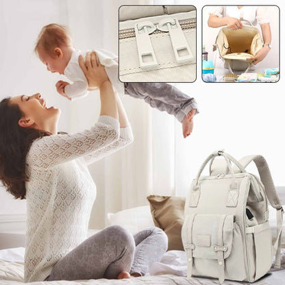 sac à langer bébé maman porte bébé et joue avec lui