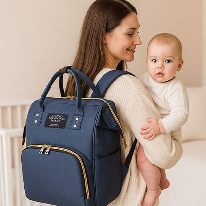 maman porte bébé et son sac à dos à langer bleu