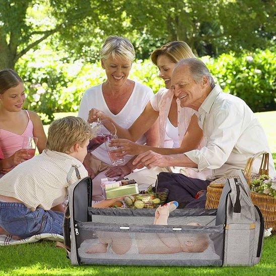 sortie en famille et bébé dort dans son sac à dos  langer convrti en lit