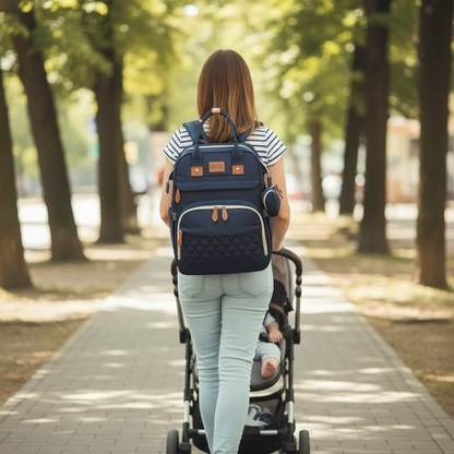 maman promène bébé au parc et porte son sac à dos à langer