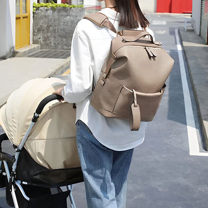 sac à dos à langer avec maman qui promène bébé en poussette