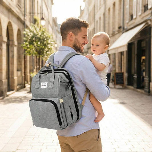 papa se promène avec bébé et porte son sac à dos à langer