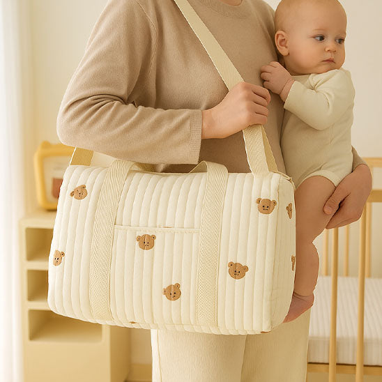 sac à langer porté par maman