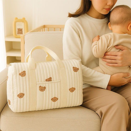 sac à langer avec un bébé porté par sa maman
