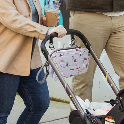 Sac a langer bebe accroché à la poussette