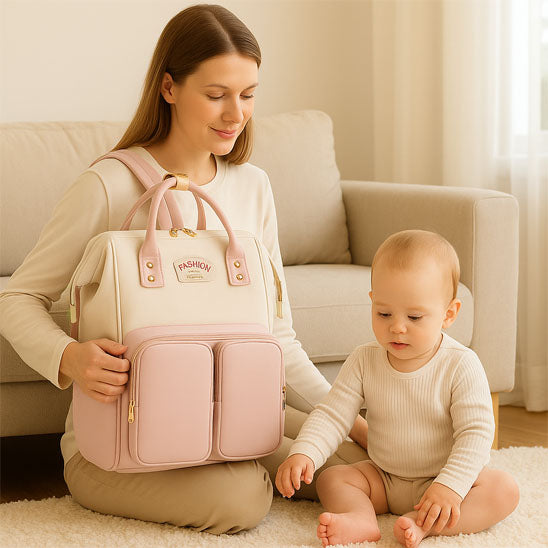 sac a langer bebe rose bébé joue avec maman
