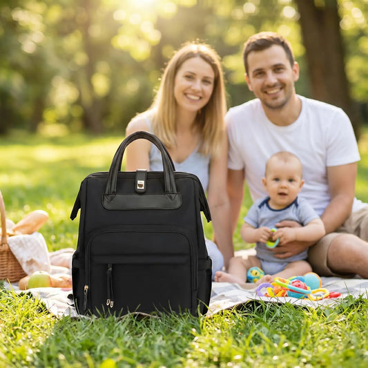 sortie au parc en famille en emportant le sac a langer bebe pratique