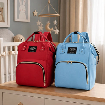 sac a langer bleu iel et rouge posés sur la table de la chambre de bébé