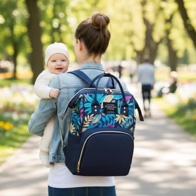 maman promène bébé au parc et porte son sac a langer