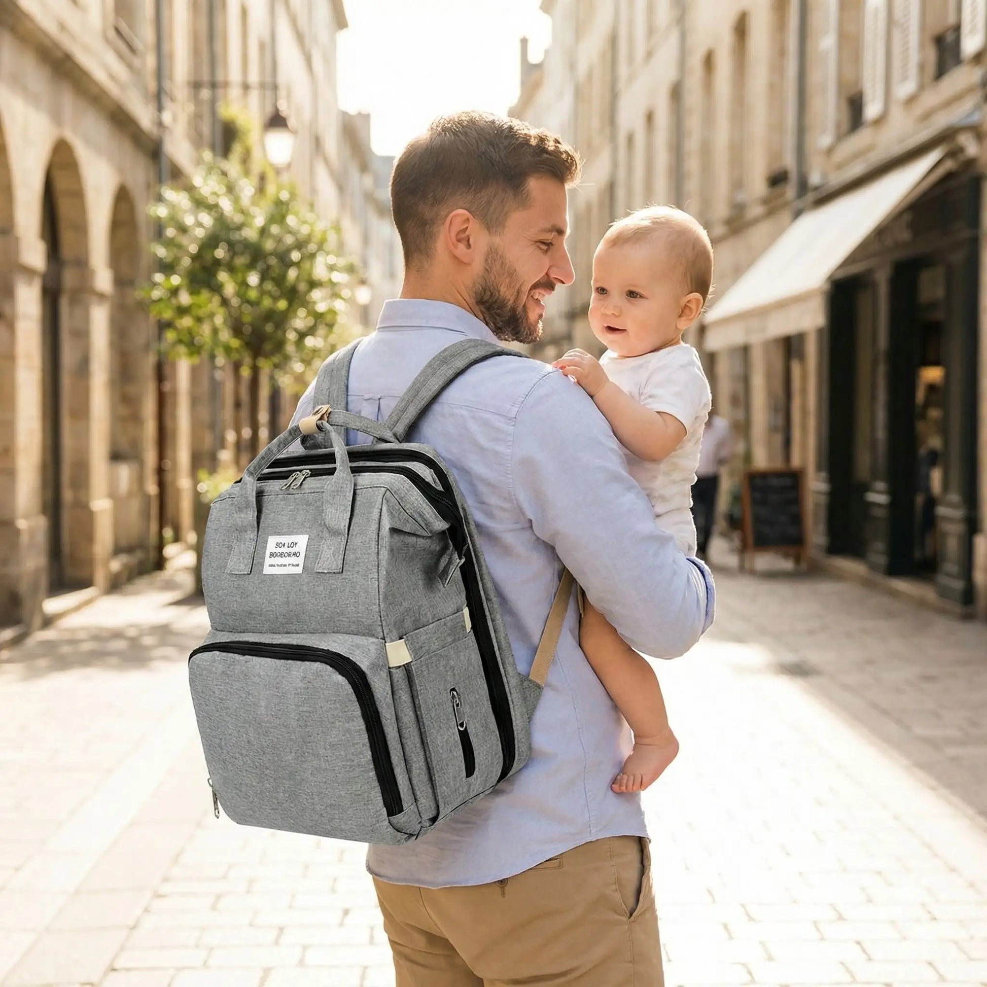 papa se promène avec bébé et porte le sac à langer