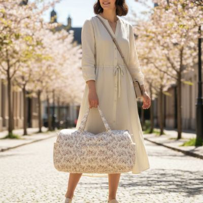 maman porte le sac a langer chic