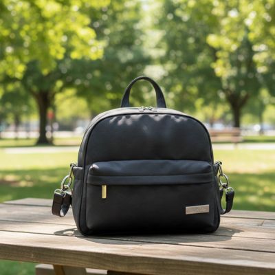 sac a langer noir posé sur la table du parc