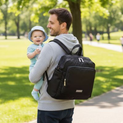 papa porte bébé et son sac a langer au parc