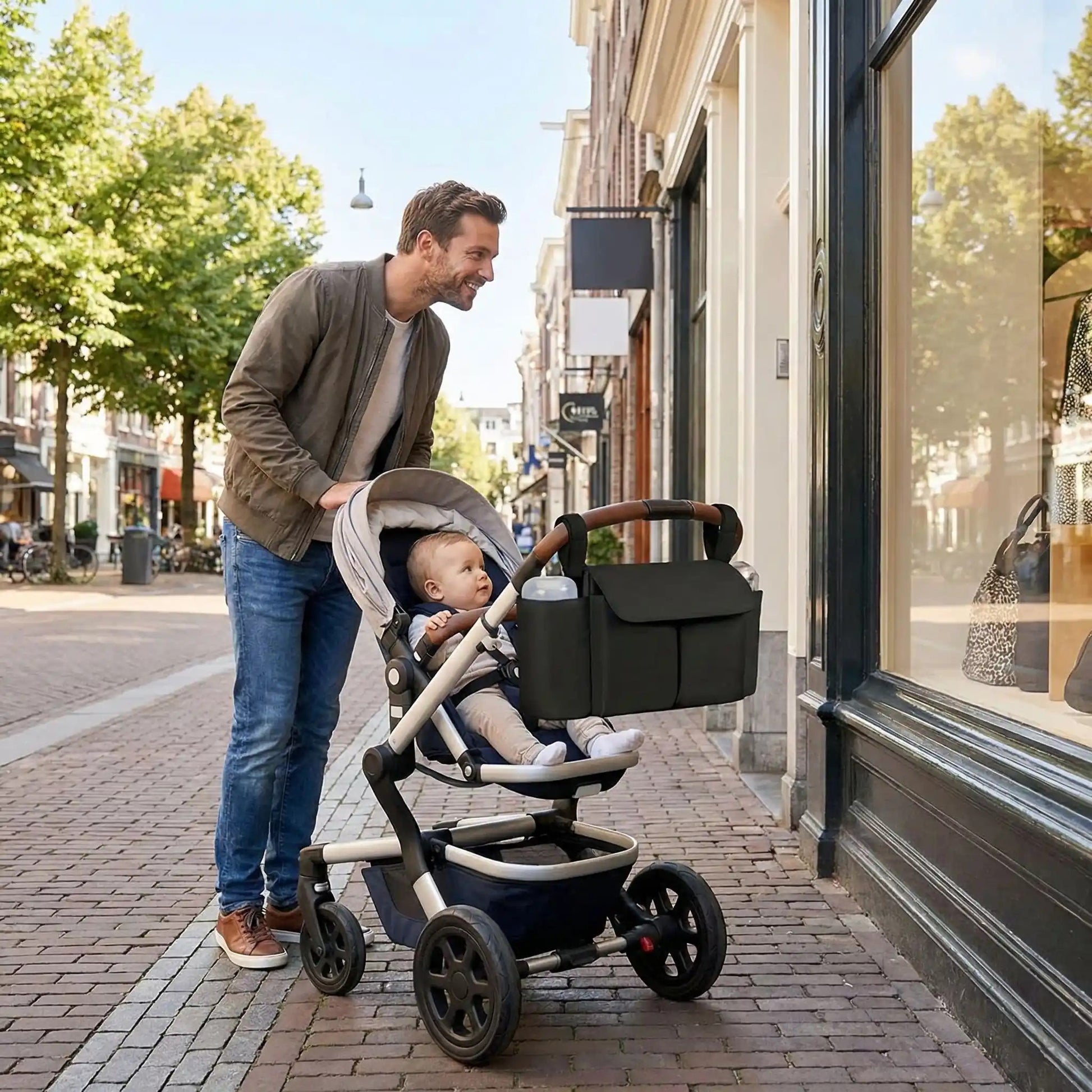 papa en ville avec bébé et le sac a langer poussette atache à la poussette