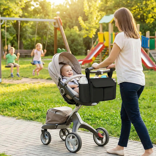 maman au parc avec bébé et son sac a langer poussette atache à la poussette