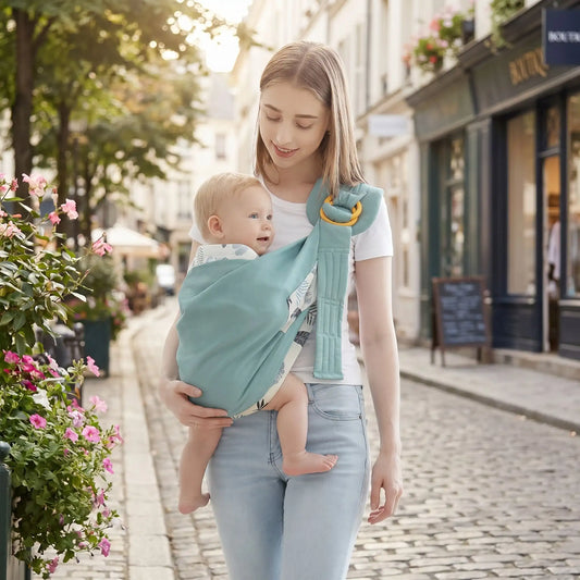 maman se promène en ville avec son bébé dans son sling echarpe de ortage