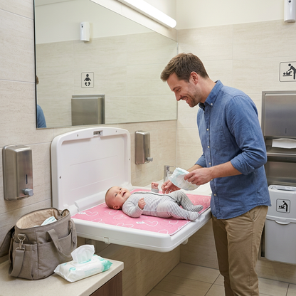 papa change bébé sur son tapis à langer nomade